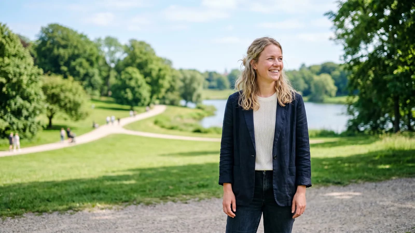 Person utan glasögon njuter av klar syn utomhus i en park