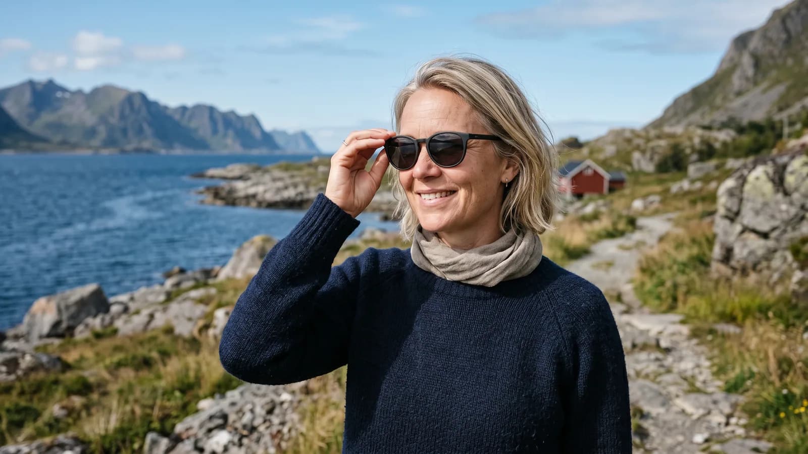 En kvinna i 40-årsåldern tar på sig solglasögon med UV-filter en solig dag vid kusten, skydd mot UV-strålar som kan ge pinguecula.
